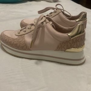 Michael Kors platform shoe, used once in very good condition.